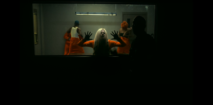 Avril Lavigne sort de prison dans « Love It When You Hate Me » son nouveau clip