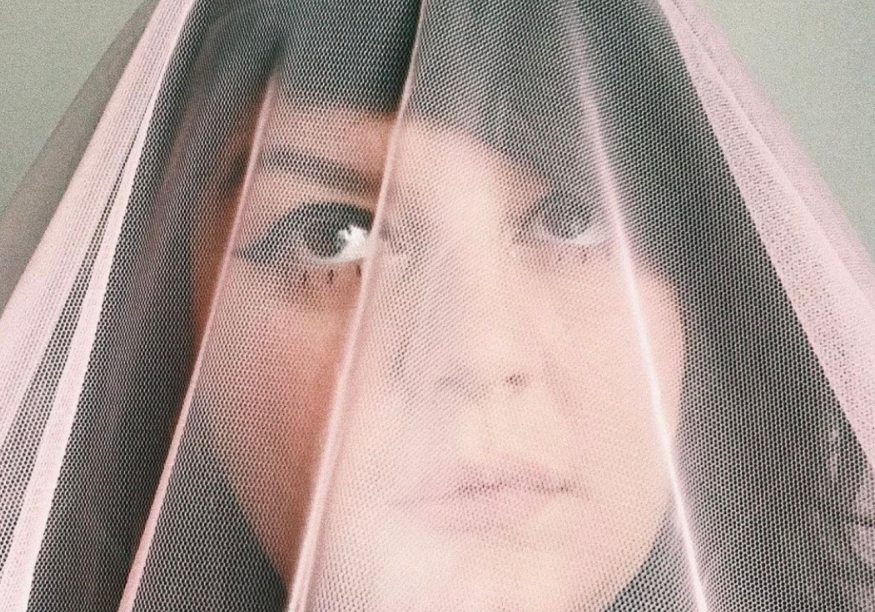 November Ultra: son premier album « Bedroom Walls » maintenant disponible !