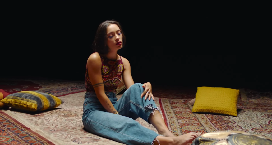 Clara de Coignac dévoile une nouvelle version de son titre « Les Filles »