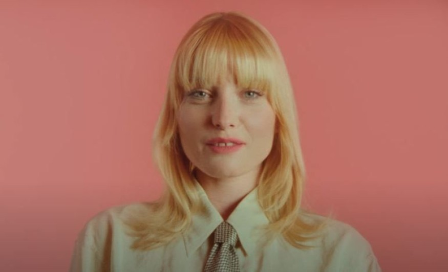 Janie révèle le clip de son titre « La macarena » !
