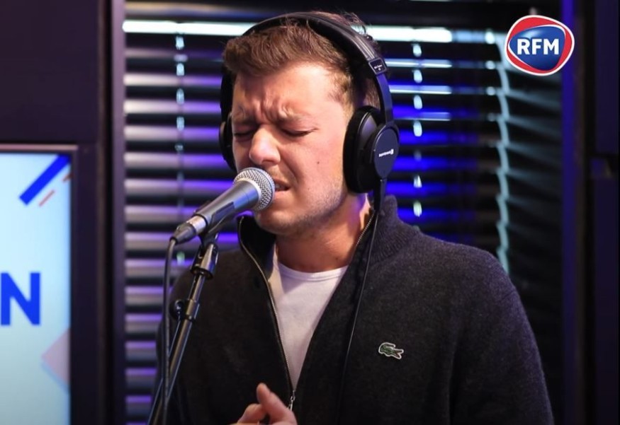 Philippe Campion interprète son single « Ces années-là » sur RFM !