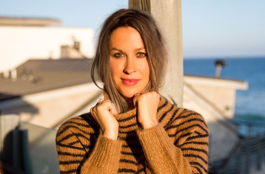 Alanis Morissette publie son premier album de méditation « the storm before the calm » !