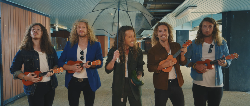Julien Doré entraîné par surprise dans un clip avec Bigflo et Oli