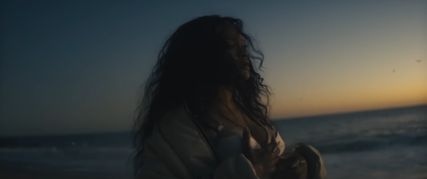 Découvrez le clip de « Lift Me Up » de Rihanna