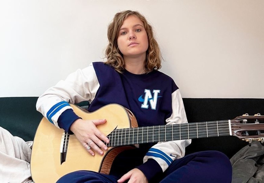 Emma Peters fête son anniversaire avec  la sortie d' un album acoustique « Live @ Home »