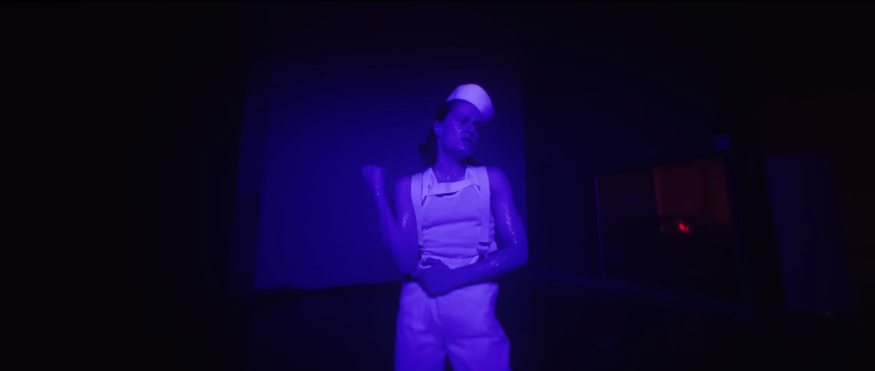 Christine and the Queens (Redcar) dévoile un clip pour son nouveau single « La chanson du chevalier »