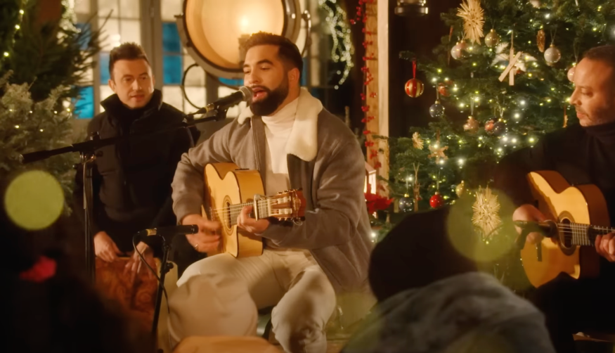 Kendji Girac donne un concert de Noël surprise dans une école primaire !