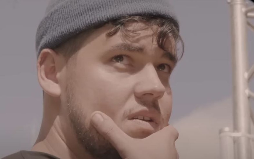 Joseph Kamel lève le voile sur le clip de son titre « Ados »