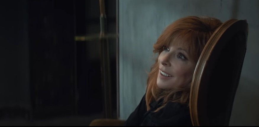 Mylène Farmer dévoile le clip de « Rallumer les étoiles » réalisé par Mélanie Laurent.