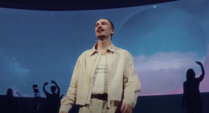 Pierre Garnier nous fait vivre l’effervescence de sa tournée avec le clip de «  Ce qui me va »