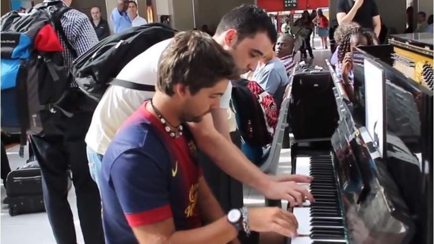Un duo improvisé joue le thème du film Intouchables à la gare d’Austerlitz