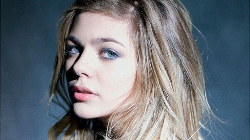 Louane dévoile les premières images du clip «Notre amour boit la tasse»
