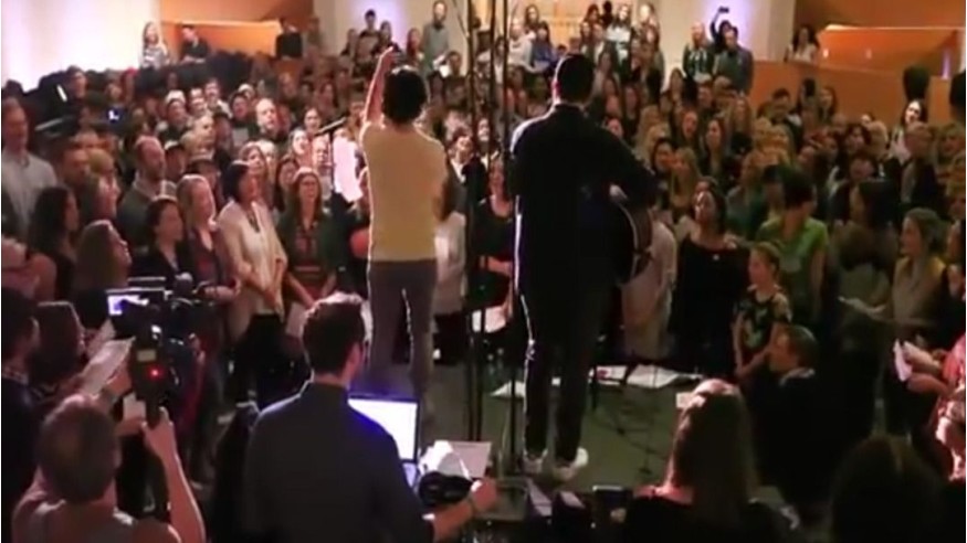 David Bowie: 500 choristes chantent «Space Oddity»