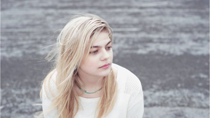 Louane joue «Jour 1» à la radio allemande