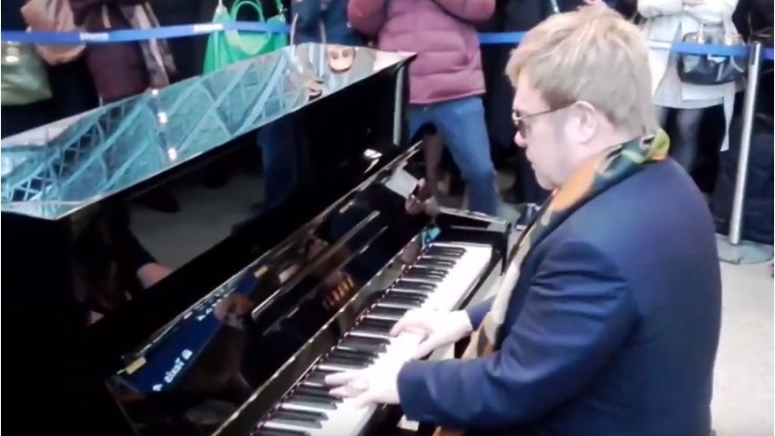 Elton John donne un concert surprise dans une gare de Londres