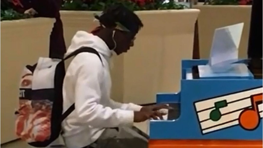 Un adolescent séduit le Web avec sa performance au piano
