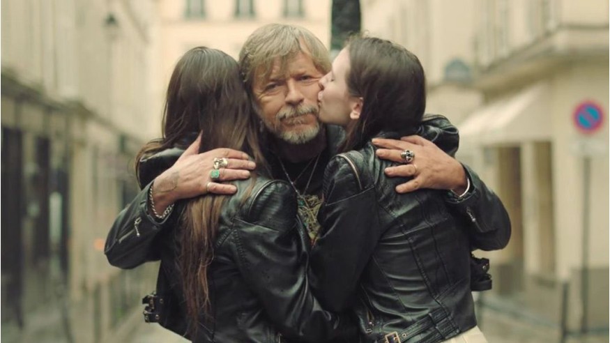 Renaud : découvrez le clip de «J’ai embrassé un flic»