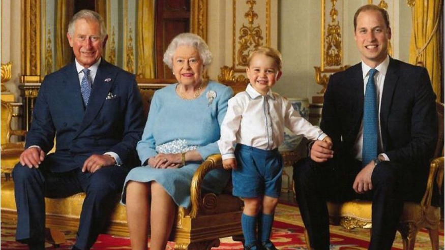 A Windsor, la foule souhaite un bon anniversaire à la reine Elizabeth II