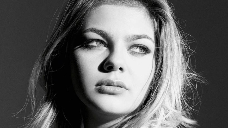 Louane: découvrez le clip de «Tourne»