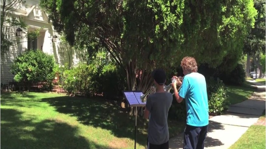 Star Wars : Des fans jouent la BO du film devant la maison de John Williams