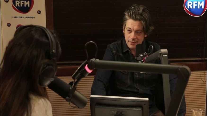 Découvrez l’interview de Benjamin Biolay au micro de Karine Ferri