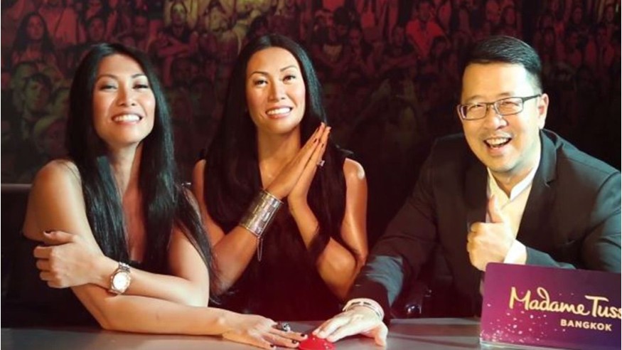 Anggun rencontre son double de cire chez Madame Tussauds