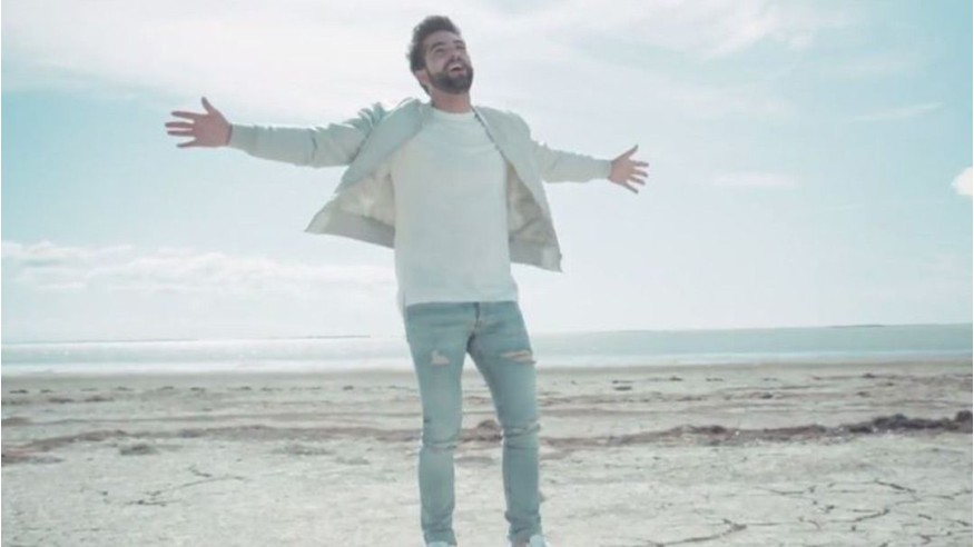 Kendji : Découvrez le clip de «Sonrisa»