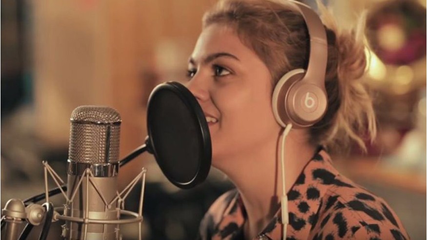 Louane reprend «Le chasseur» sur l’album hommage de Michel Delpech