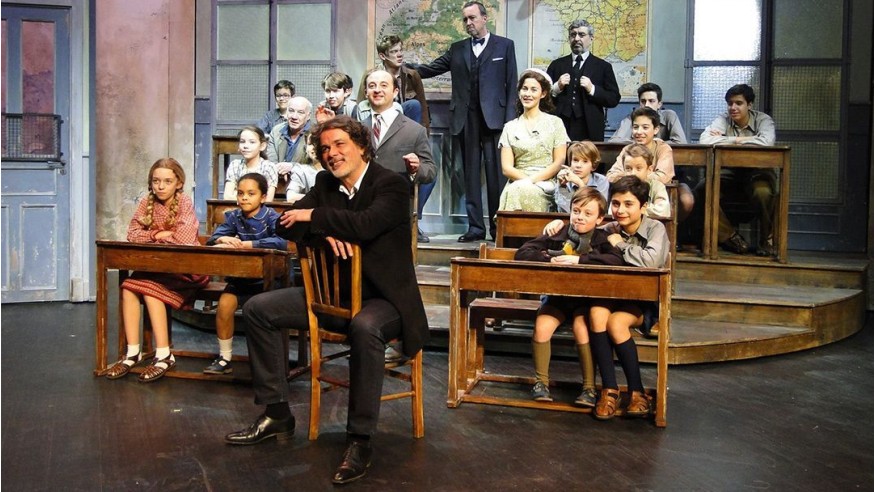 Les Choristes : visite surprise de Gérard Jugnot aux Folies Bergère