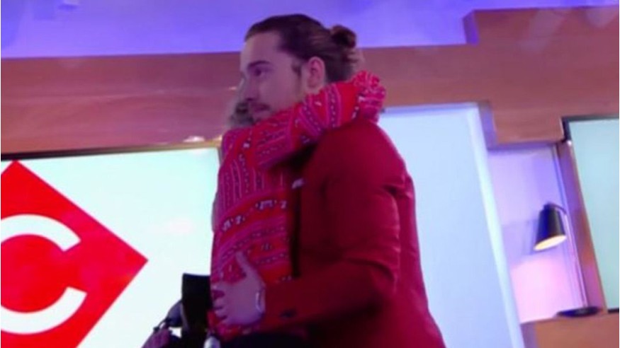 Quand Julien Doré danse un slow avec Anne-Sophie Lapix