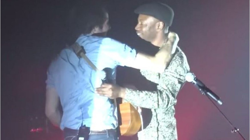 Vianney chante avec MC Solaar sur la scène du Bataclan