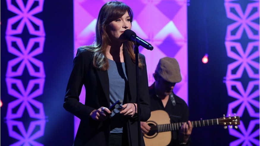 Carla Bruni-Sarkozy chante avec sa fille Giulia pour saluer la mémoire de Chuck Berry