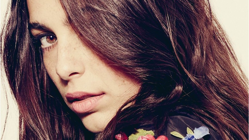 Léa Paci : découvrez son nouveau clip «Adolescente pirate» !