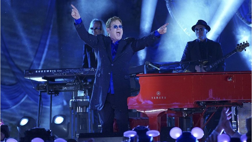 Elton John annule plusieurs concerts à cause d'une grave infection bactérienne