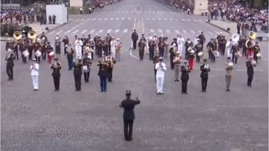 14 Juillet : La fanfare interarmées reprend du Daft Punk devant Trump et Macron !