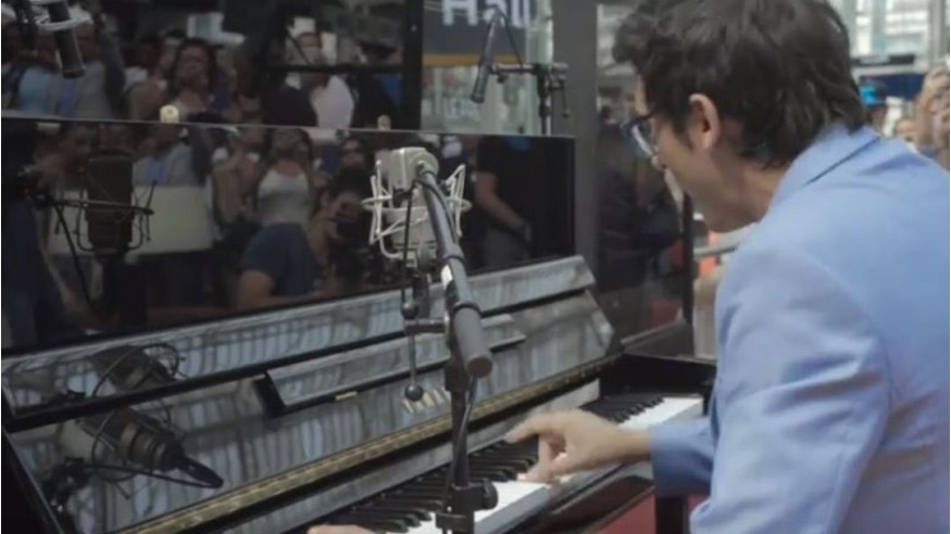 The Voice : Vincent Vinel reprend Eminem, Sia et Ed Sheeran depuis la Gare de Lyon