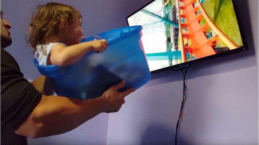 Ce papa envoie sa fille dans un Grand 8 avec une simple bassine !