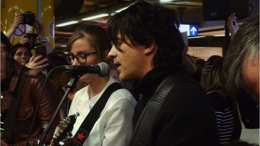 Indochine donne un concert surprise dans le métro belge !