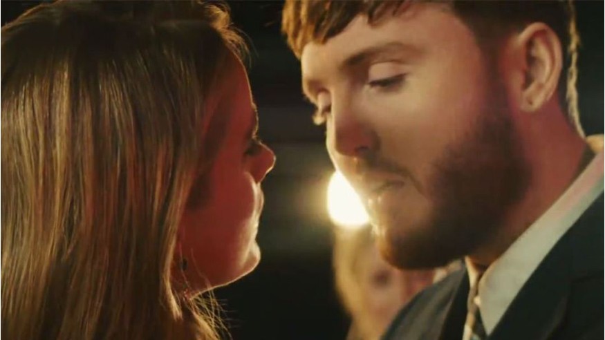 James Arthur : découvrez le clip de «Naked» !