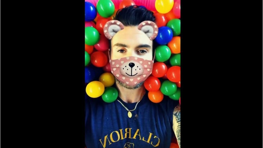 Maroon 5 : Adam Levine s'amuse avec les filtres Snapchat pour le clip de «Wait»