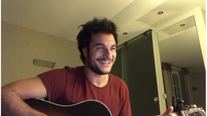 Amir dévoile une chanson inédite pour la Saint-Valentin