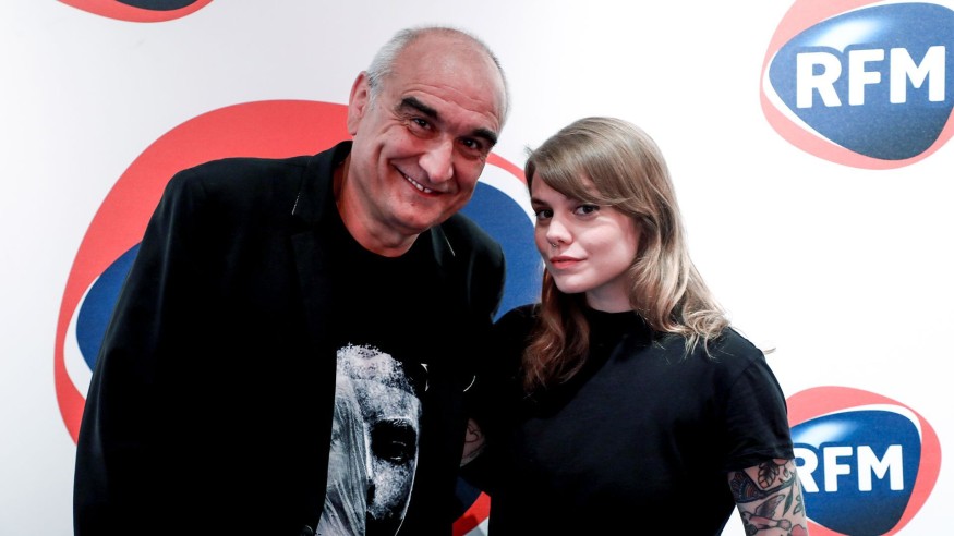 Découvrez l’interview de Cœur de Pirate au micro de Pascal Nègre!