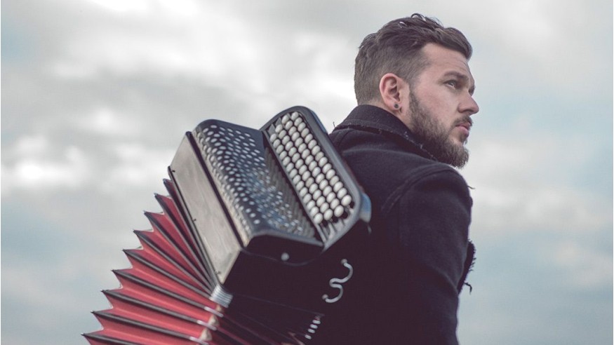 Claudio Capéo : découvrez son nouveau single «Ta main» !