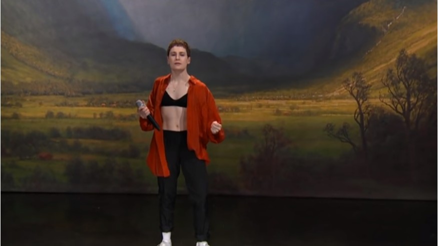 Christine and The Queens : découvrez sa performance américaine pour le titre «Comme Si»!