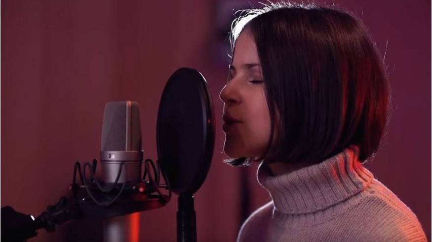 Marina Kaye publie une session acoustique du titre «Little Girl»