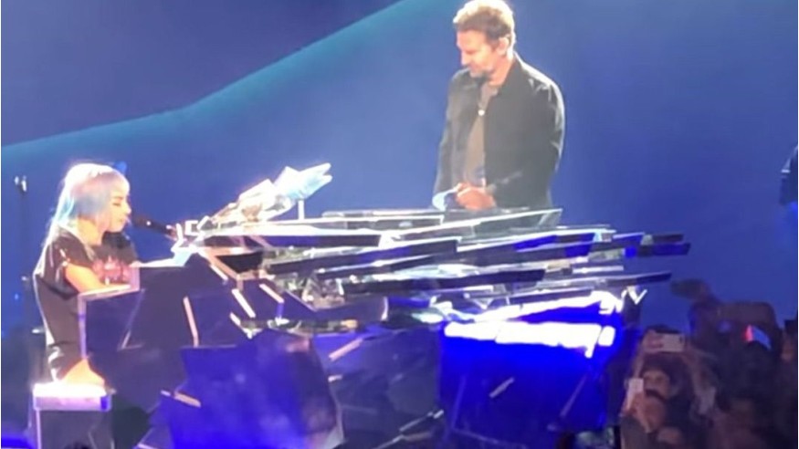 «A Star Is Born» : Bradley Cooper rejoint Lady Gaga sur scène à Las Vegas !