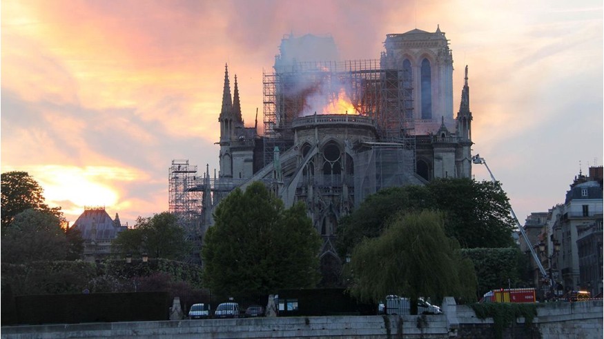 Incendie de Notre-Dame : Louane, Patrick Bruel, Amel Bent... Les stars réagissent !