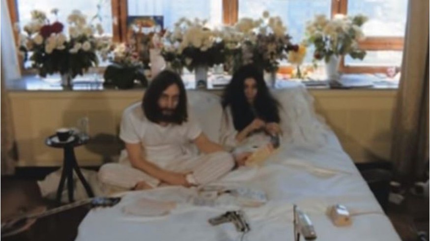 Pays-Bas: des images oubliées de John Lennon et Yoko Ono au lit refont surface