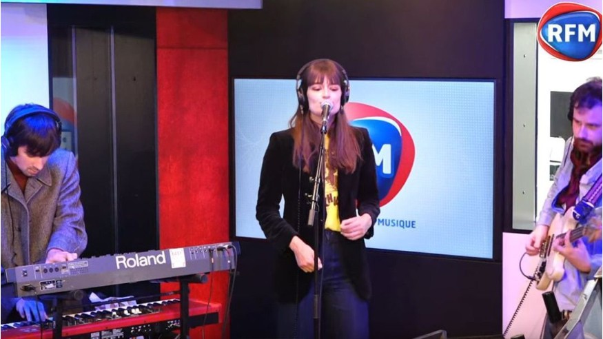 Clara Luciani interprète «La Grenade» et «La Baie» dans les studios de RFM !