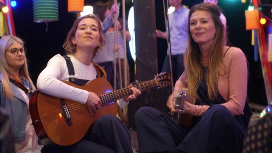 Les Frangines : Le clip de «Donnez-moi» franchit le million de vues